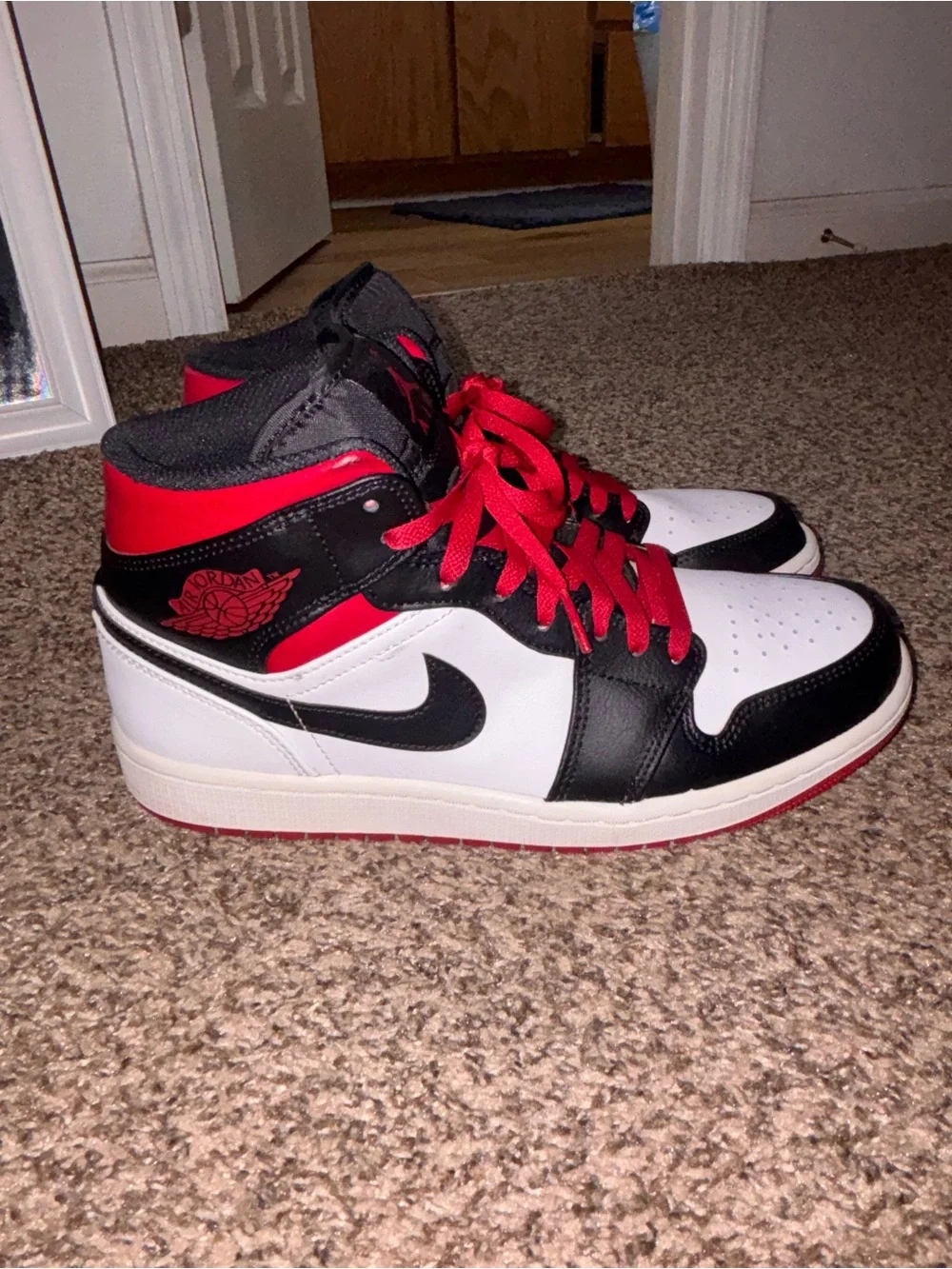 Jordan 1 Mid Top Sneakers Black/White/Red